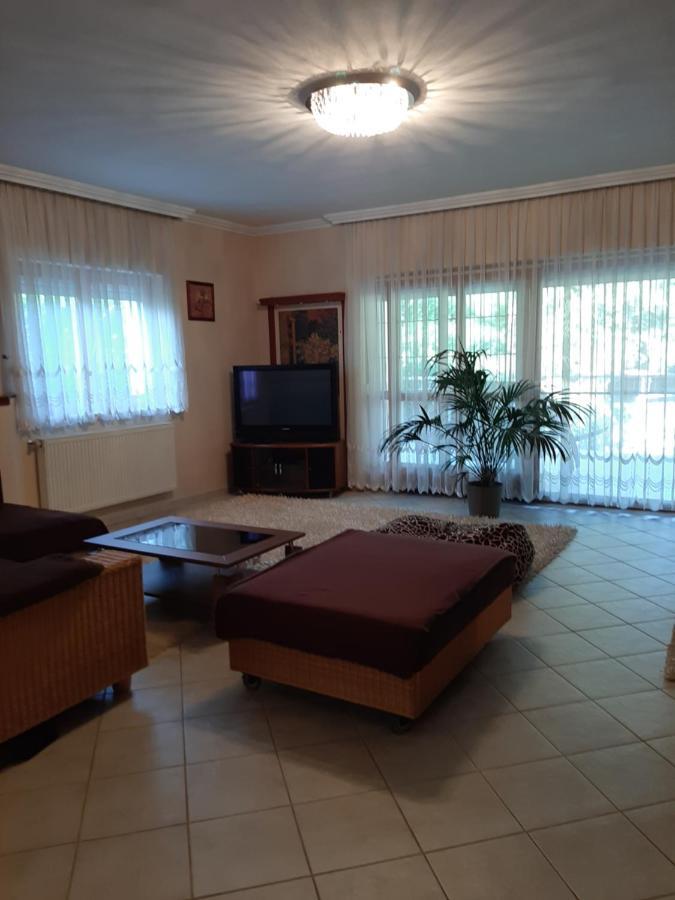 Villa Csilla Elegant House Erd Exterior photo