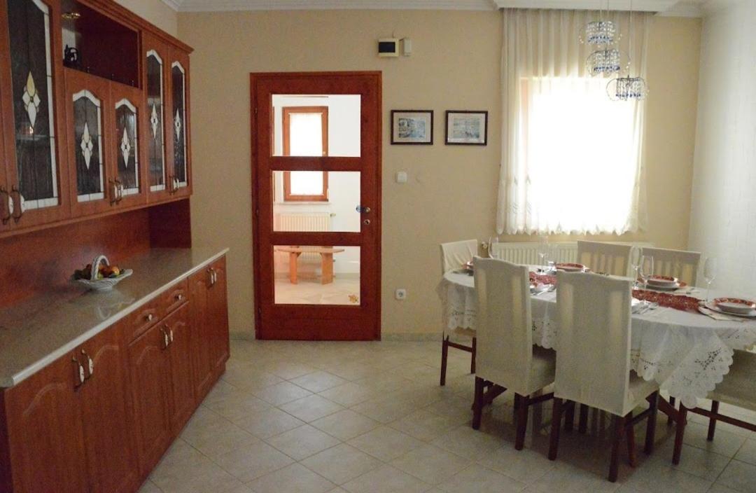 Villa Csilla Elegant House Erd Exterior photo
